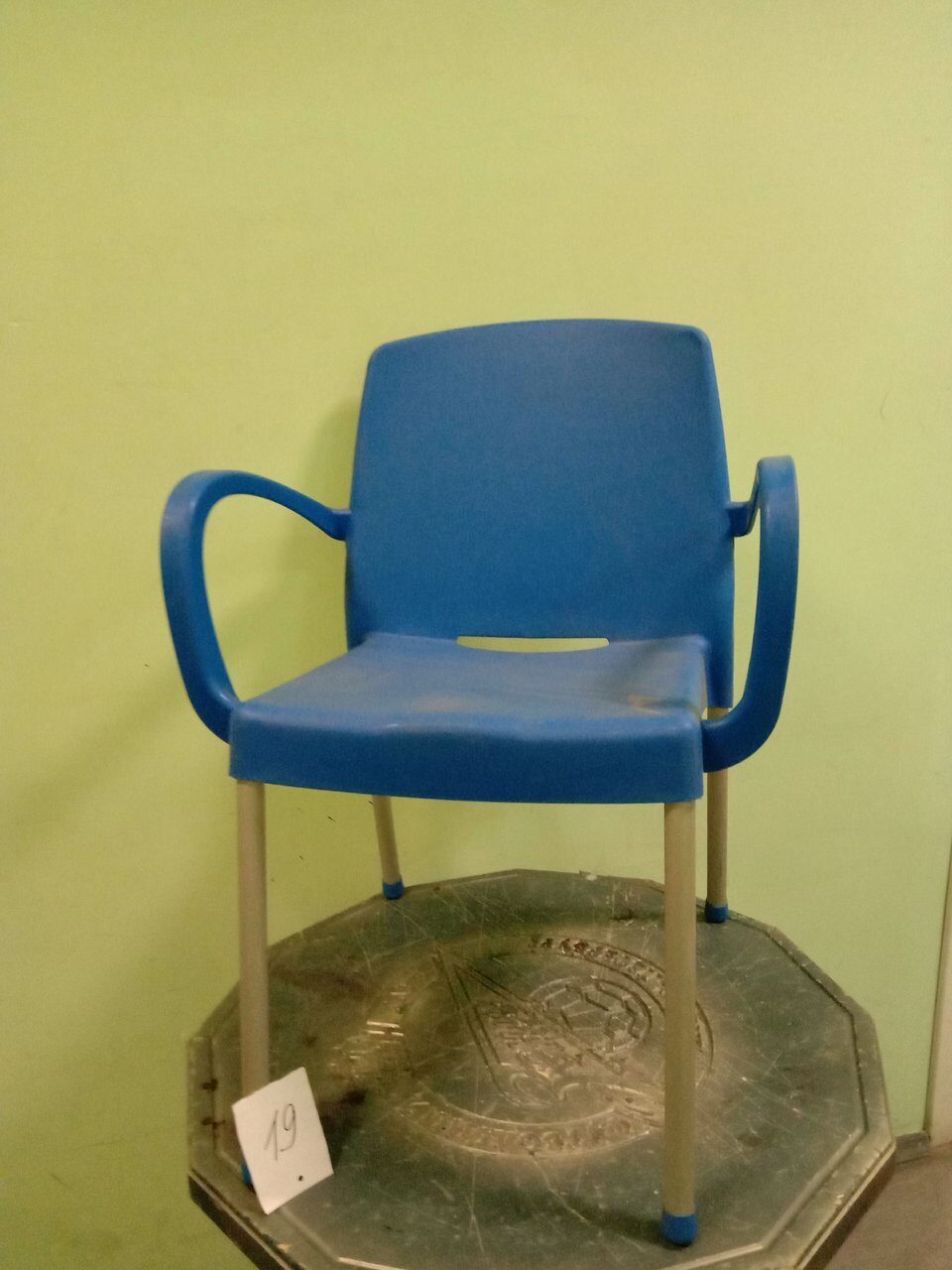 Кресло из пластика №19