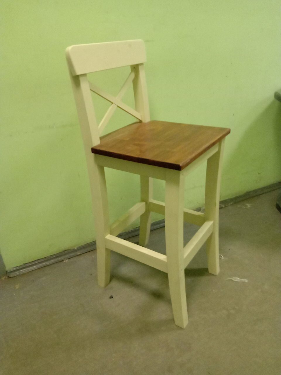 Барный стул из дерева молочный с коричневым сидением